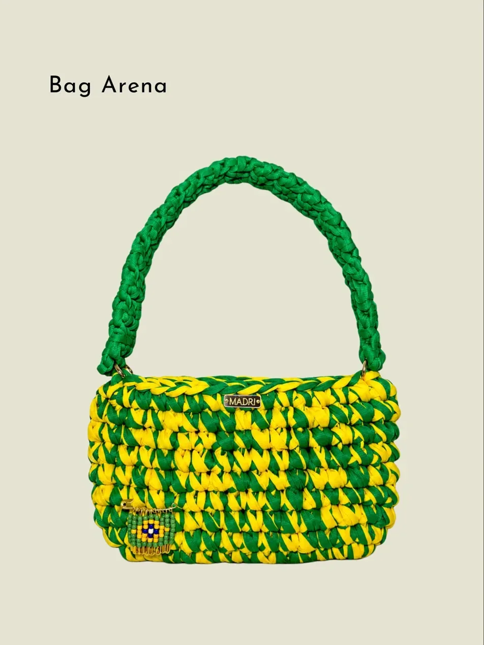 Bag Arena — bolsa de crochê artesanal verde e amarelo mesclados com pingente de miçangas e alça trançada verde
