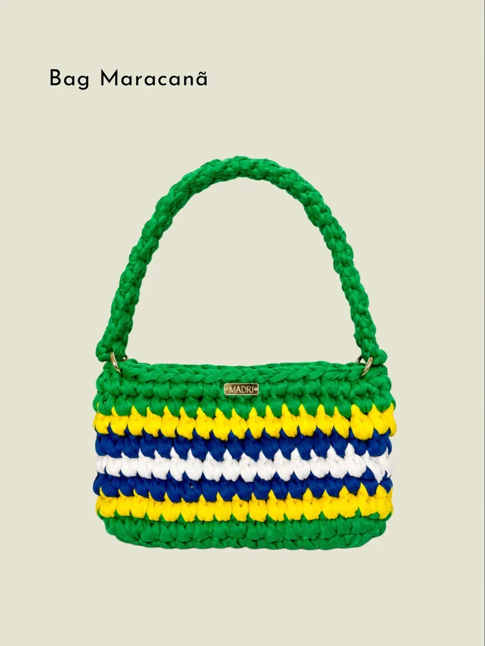 Bag Maracanã — bolsa de crochê artesanal em fio de malha premium com listras verde, amarelo, azul e branco