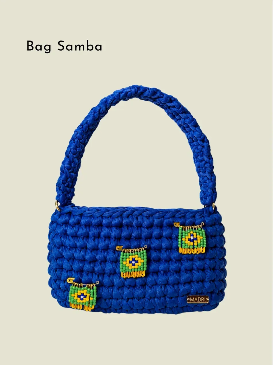 Bag Samba — bolsa de crochê artesanal azul royal com pingentes de miçangas em verde, amarelo e azul