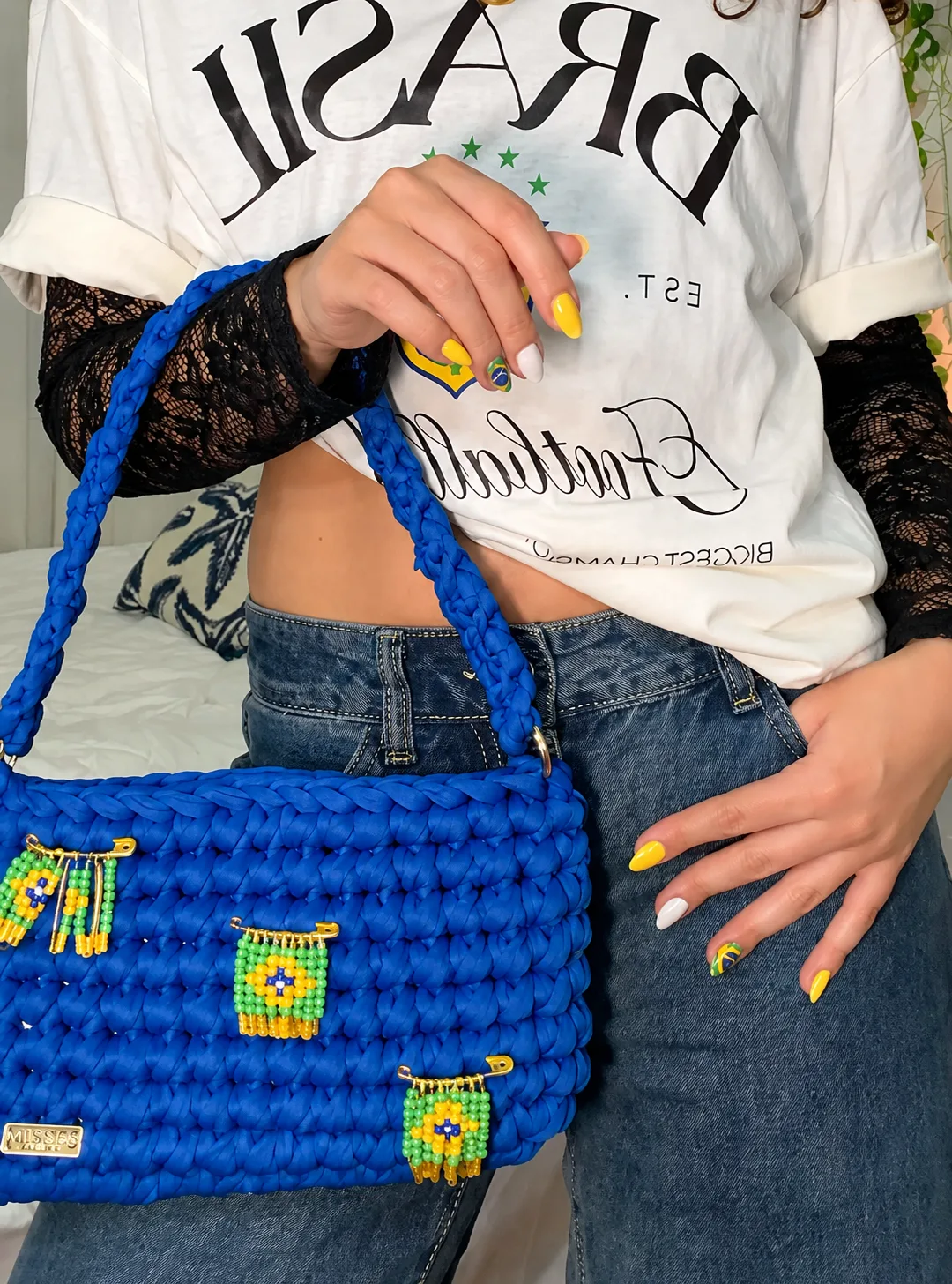 Modelo com bolsa de crochê artesanal MADRI — Coleção Brasil Core 2026